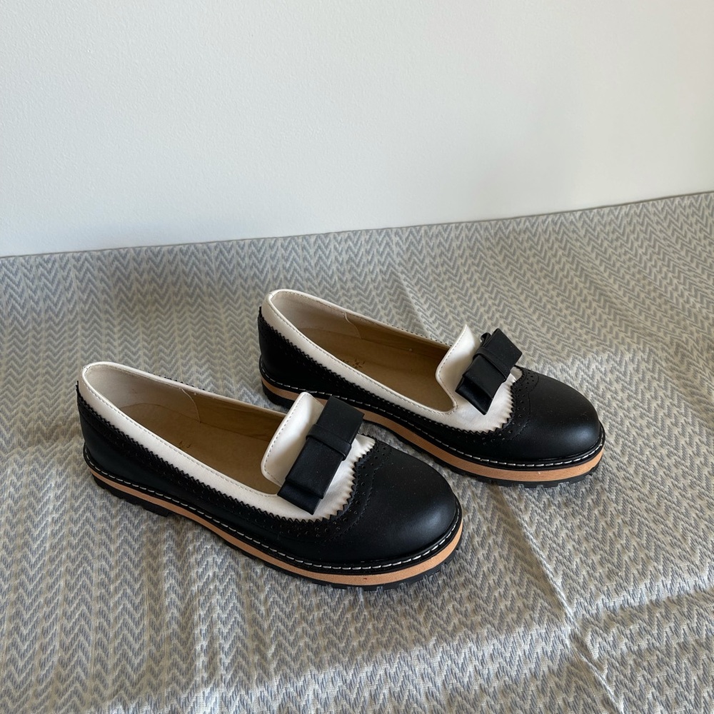 BLACK & WHITE ROUNDED TOE OXFORDS WITH BOW